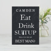 Black Chalkboard Suitup Werden Sie mein Bestman se Einladung (Stehend Vorderseite)