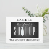 Black Chalkboard Suitup Werden Sie mein Trauzeuge Einladung (Stehend Vorderseite)