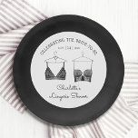 Black Chic Lace Watercolor Lingerie Brautparty Pappteller<br><div class="desc">Black Chic Lace Watercolor Lingerie Brautparty Paper Tellers Tableware bietet elegante Black-Spitzen-Bars mit personalisiertem Dessous-Party,  Panty-Party oder Brautparty in elegantem Skript. Personalisieren Sie den Text durch Bearbeiten in den bereitgestellten Textfeldern. Erstellt von ©Evco Studio www.zazzle.com/store/evcostudio</div>