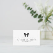 Black Chic Ribbon Bow Minimalistisch Visitenkarte (Stehend Vorderseite)