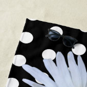 Black Chic White Polka Dots Daisy Custom Strandtuch (Beispiel)