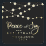Black Christmas Light Peace & Joy Whimsical Script Quadratischer Aufkleber<br><div class="desc">Black Christmas Lights Peace & Joy Whimsical Script Quote Square Sticker. Dieses Filialdesign und das Weihnachtsangebot verleihen jedem Element Ihres ersten Weihnachtsabends einen leicht rustikalen Look. WICHTIGER HINWEIS: Dieses Design ist Teil einer Sammlung und hat andere koordinierte Elemente, die Sie in meinem Geschäft finden können. Manchmal kann es schwierig sein,...</div>