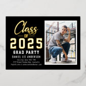 Black Class of 2025 Foto Graduation Party Folieneinladung (Vorderseite)