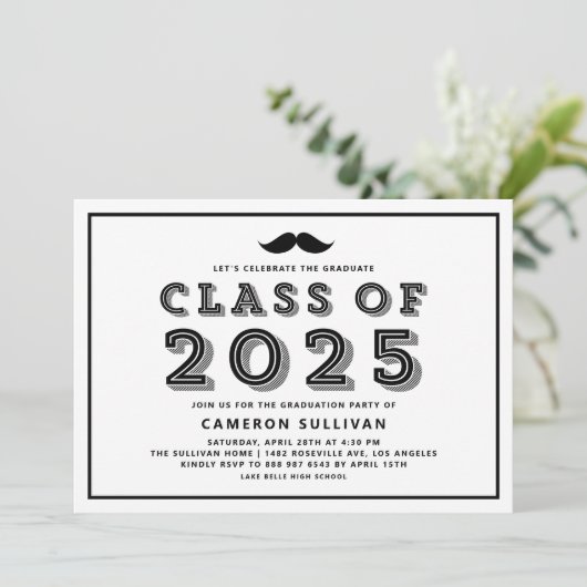Black Class of 2025 Mustache Retro Abschluss Einladung (Stehend Vorderseite)