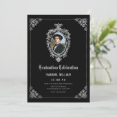 Black Classic Gothic Abschluss Foto Einladung (Stehend Vorderseite)