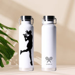 Black Classy Tennisspieler Personalisiert Trinkflasche<br><div class="desc">Das Design umfasst eine Tennisspielerin und Ihren Namen auf der Rückseite der Flasche sowie ein schwarzes Logo für den Tennisschläger. Tolle Geschenkideen für Ihre Freunde und Familie. Fügen Sie Ihren Namen hinzu und machen Sie es zu Ihrem!</div>