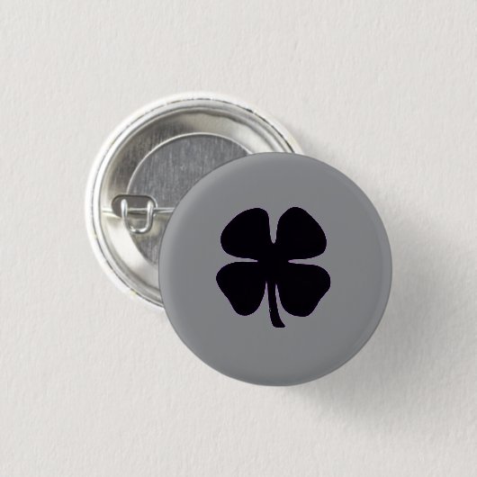 Black Clover grauer kleiner Knopf Button (Vorne & Hinten)
