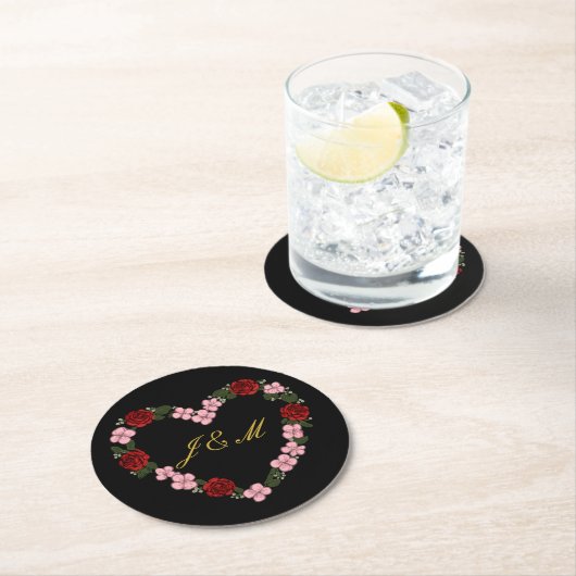 Black coasters with a pink and red heart runder pappuntersetzer (Vor Ort)