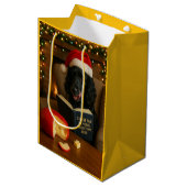 Black Cocker Spaniel Christmas gift bag Mittlere Geschenktüte (Vorderseite Schrägansicht)