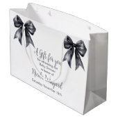 Black Coquette Bow Baby Dusche Große Geschenktüte (Rückseite Schrägansicht)