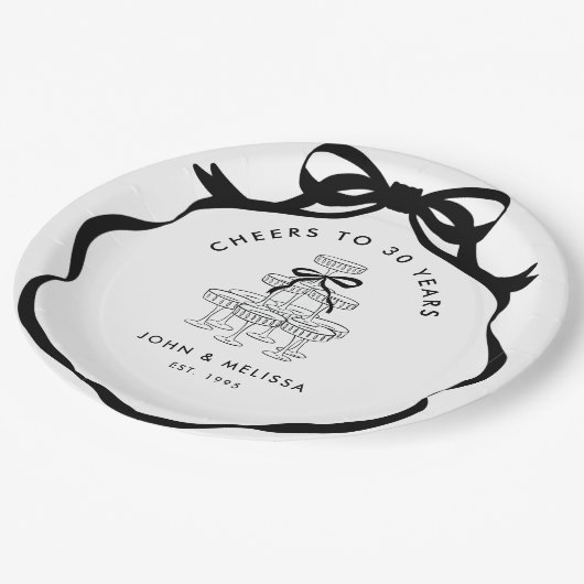 Black Coquette Bow Champagner Tower Jubiläum Pappteller (Schrägansicht)