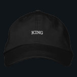 Black Cotton Cap mit Bold King Text für Royal Hat Bestickte Baseballkappe<br><div class="desc">Fügen Sie dem Kleiderschrank eine Touch mit der schwarzen Baumwollkappe hinzu. Mit einer auffallenden "King" Stickerei und einem verstellbaren Visier verbindet dieser Hut Eleganz mit Alltagskomfort. Ideal für ein lässiges und raffiniertes Aussehen.</div>