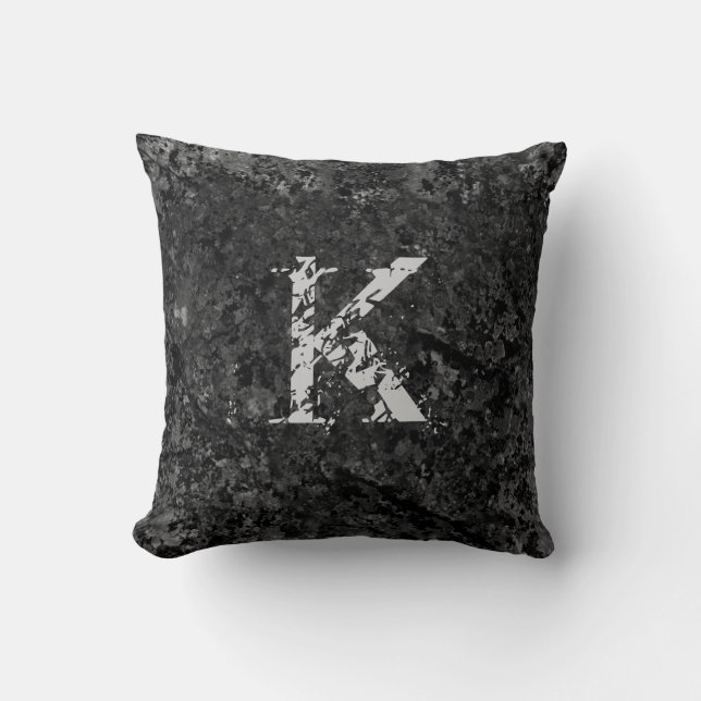 Black Cracked Natural Rock Textur Custom Monogram Kissen (Vorderseite)