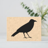 Black Crow Bird auf einem Parchment-Muster. RSVP Karte (Stehend Vorderseite)