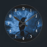 Black Crow mit Runen Dark Goth Style Runde Wanduhr<br><div class="desc">Eine Uhr mit dem Bild eines schwarzen Rabe in der Nacht,  auf einem Baumzweig mit Runen über dem "schwarzer Rabe" steht. Moody und mysteriös Erscheinungsbild.</div>