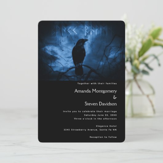 Black Crow mit Runes Dark Goth Style Wedding Einladung (Stehend Vorderseite)