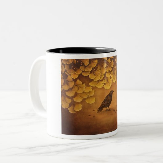 Black Crow und Ginko Blätter. Zweifarbige Tasse (Vorderseite Links)