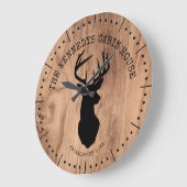 Black Deer Family Name Rustic Wood Cabin House Große Wanduhr (Winkel)