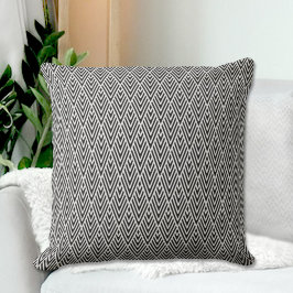 Black Diamonds Pattern Throw Pillow Kissen