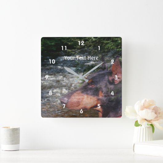 Black Doberman Pinscher Dog And Stream Quadratische Wanduhr (Zuhause)