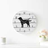 Black Dog Labrador Rustic Shiplap Farmhouse Große Wanduhr (Zuhause)