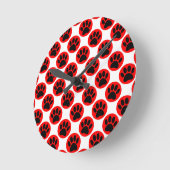 Black Dog Paws In Red Polka Dots Runde Wanduhr (Winkel)
