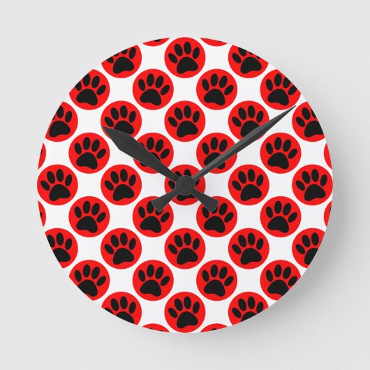 Black Dog Paws In Red Polka Dots Runde Wanduhr (Vorderseite)