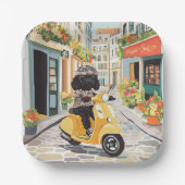Black Doodle Riding Scooter European City Streets Pappteller (Vorderseite)