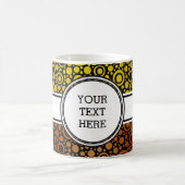Black Dots & Circles Grid + Ihr Backgr. & Text Kaffeetasse (Mittel)