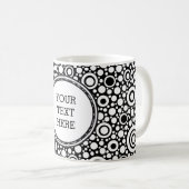 Black Dots & Circles Grid + Ihr Backgr. & Text Kaffeetasse (VorderseiteRechts)
