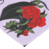 Black Dragon Rote Rosen Lavender Tischdecke (Schrägansicht)