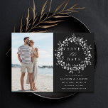 Black Elegant Boho Wildblume Wedding Foto Save The Date<br><div class="desc">Diese elegante Hochzeitskarte Save the Date mit Wildblumen Silhouette Kranz mit Ihrem Foto und Paare Initialen auf der Rückseite. Für eine weiter gehende Anpassung dieses Designs klicken Sie bitte auf den BUTTON BLAU DESIGN TOOL oben!</div>