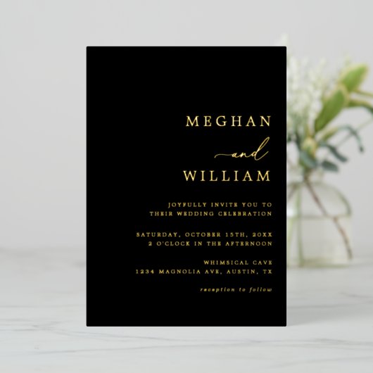 Black Elegant Calligraphy Wedding Gold Folieneinladung (Stehend vorne)