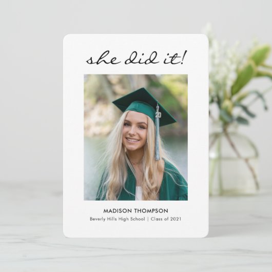 Black Elegant Script Calligraphy Abschluss Foto Ankündigung (Stehend Vorderseite)