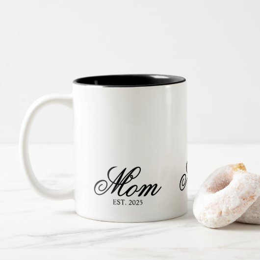 Black Elegant Script Established Mom Zweifarbige Tasse (Mit Donut)