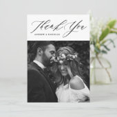 Black Elegant Script Vertikale Hochzeit Vielen Dan Dankeskarte (Stehend Vorderseite)