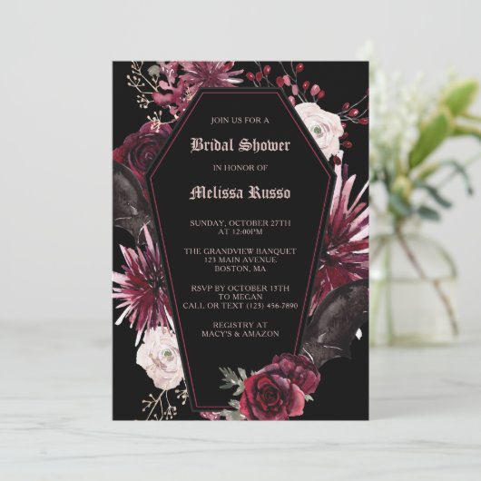 Black Elegante Gotische Rose Coffin Brautparty Einladung (Stehend Vorderseite)