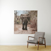 BLACK ELEPHANT WALKING ON BROWN SAND WANDTEPPICH (Beispiel)