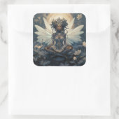 Black Fairy sitzt auf einem Lily Pad Quadratischer Aufkleber (Tasche)