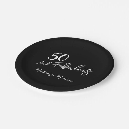 Black Fifty and Fabulous Script Birthday Party Pappteller (Schrägansicht)