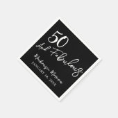 Black Fifty and Fabulous Script Birthday Party Serviette (Ecke)