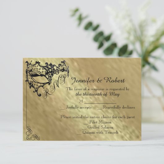 Black Filigree Maske auf Gold Response Card RSVP Karte (Stehend Vorderseite)