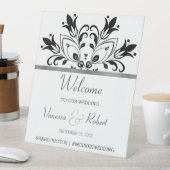 Black Floral Mandala Sockelschild (In Situ)