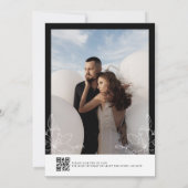 Black Floral Rustic Monogram Photo QR Wedding  Einladung (Rückseite)