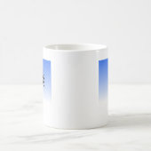 Black Flying Robot Blue Sky Hintergrund Kaffeetasse (Mittel)