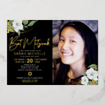 Black Foto Bat Mitzvah Floral Script Real Gold Folieneinladung<br><div class="desc">Seien Sie stolz, freuen Sie sich und präsentieren Sie diesen Meilenstein Ihres Lieblings-Bat Mitzvah mit dieser raffinierten, personalisierten Foto-Einladung! Eine schicke, atemberaubende, weiße und reale Goldfolie florale Aquarellfarbe, handgeschriebene Schrift aus echter Goldfolie und eine serifenlose Schrift überlagern einen dramatischen schwarzen Hintergrund auf der links Seite, Ihr personalisiertes Foto rechts. Zusätzliche...</div>