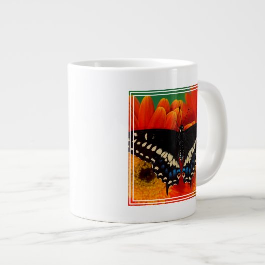 Black Frack Butterfly auf Gerberia Daisy Jumbo-Tasse (Vorderseite Rechts)