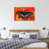 Black Frack Butterfly auf Gerberia Daisy Leinwanddruck (Insitu (Schlafzimmer))