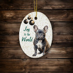 Black French Bulldog Joy to the World Christmas Keramik Ornament<br><div class="desc">An der Vorderseite dieses Holiday-Ornament ist ein Bild eines schönen schwarz-weißen Bulldog, der vor einem goldenen Konfetti-Hintergrund sitzt. An der links Seite hängen Zierelemente aus schwarzem und goldenem Baum. Im grünen Text steht "Joy to the World". Die Rückseite des Ornaments hat den gleichen Konfetti-Hintergrund und Textfelder, damit Sie jedes Ornament...</div>