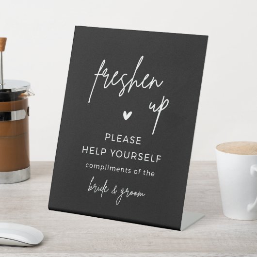 Black Freshen Up Compliments Wedding Basket Sockelschild (In SItu)